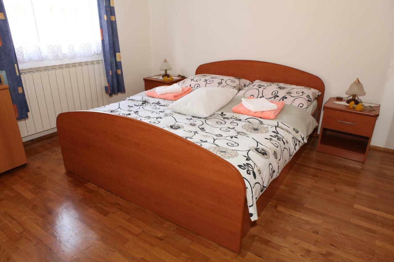 Apartman Matej Apartamento Otočac Exterior foto